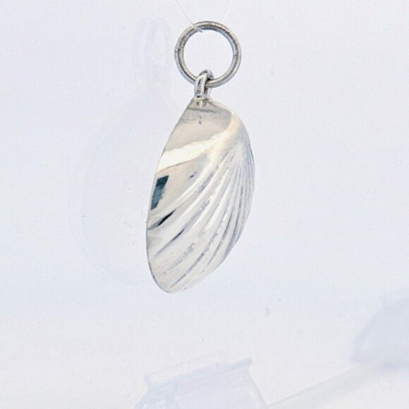 Vintage Sterling Silver 925 Hanging Ribbed Shell Pendant, Marked NF 925, 5.2g - Picture 2 of 9